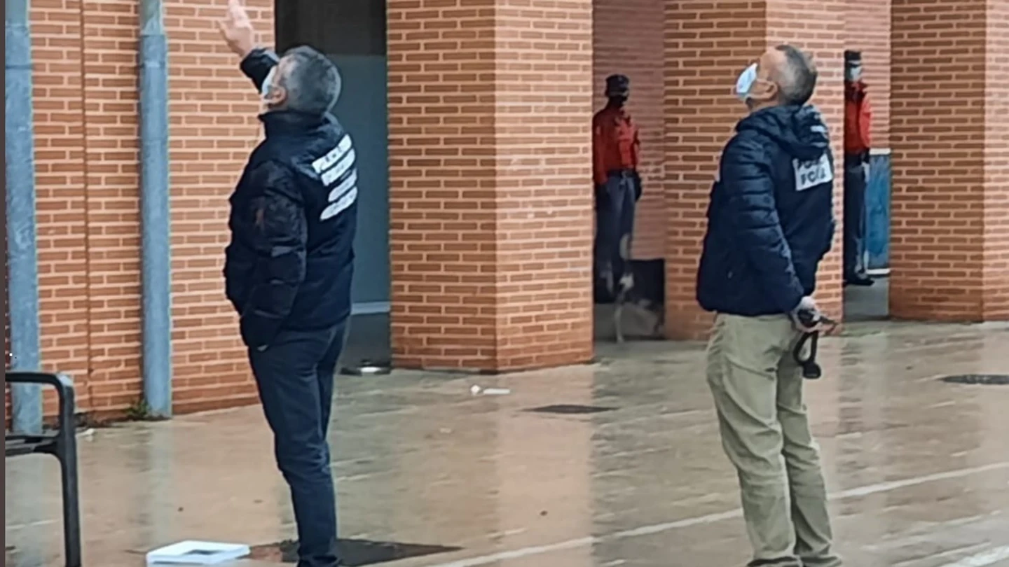 Agentes de la Policía Foral tratan de negociar con el hombre. Agentes de la Policía Foral tratan de negociar con el hombre.