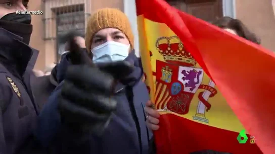 El tenso momento en el que la Policía interviene en el reportaje de Pablo Ibarburu mientras los simpatizantes de Vox dan a la cámara El momento en el que la Policía interviene en el tenso reportaje de Pablo Ibarburu