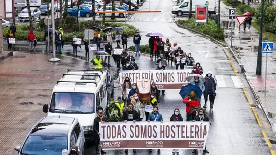 Hosteleros de Pontevedra arrancan una caminata de 14 días hasta Madrid para pedir al Congreso un "rescate" Hosteleros de Pontevedra arrancan una caminata de 14 días hasta Madrid para pedir al Congreso un "rescate"