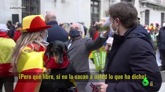 El rifirrafe entre dos simpatizantes de Vox por El Intermedio en pleno reportaje de Pablo Ibarburu: "Eso lo cree usted" El rifirrafe entre dos simpatizantes de Vox por El Intermedio en pleno reportaje de Pablo Ibarburu: "Eso lo cree usted"