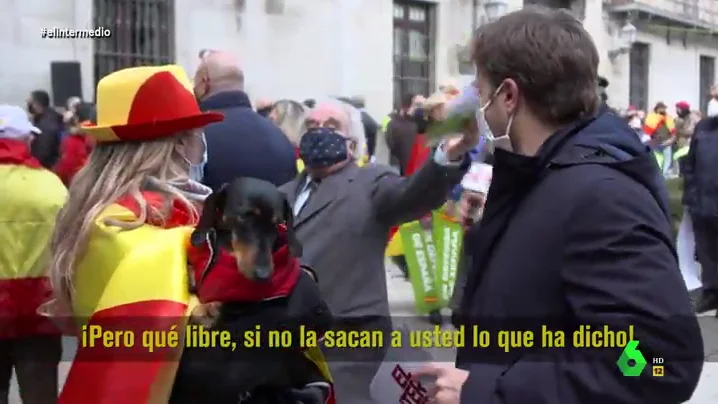 El rifirrafe entre dos simpatizantes de Vox por El Intermedio en pleno reportaje de Pablo Ibarburu: "Eso lo cree usted"