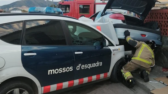 Detienen a un hombre tras conducir de forma temeraria y chocar contra un coche de los Mossos Detienen a un hombre tras conducir de forma temeraria y chocar contra un coche de los Mossos