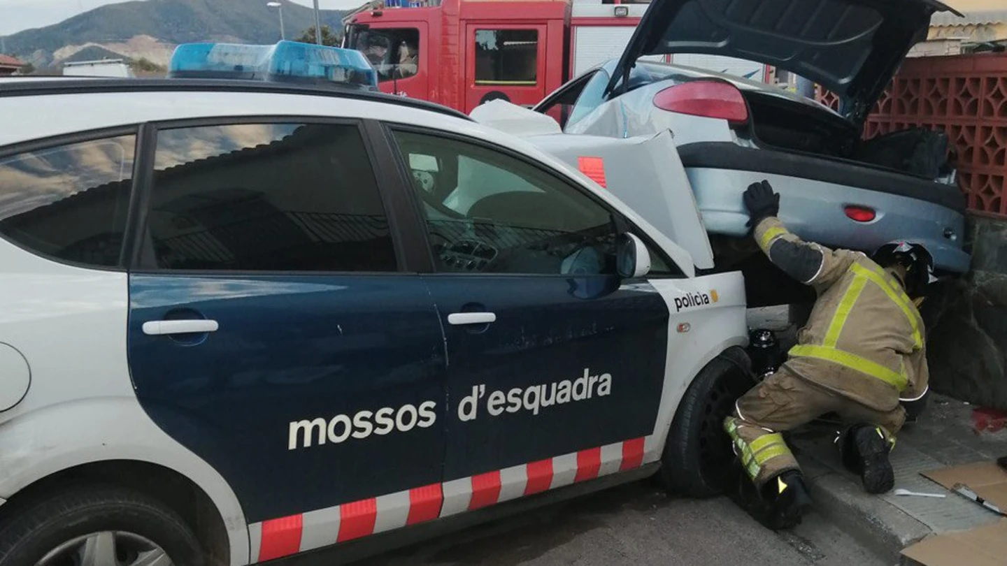 Detienen a un hombre tras conducir de forma temeraria y chocar contra un coche de los Mossos Detienen a un hombre tras conducir de forma temeraria y chocar contra un coche de los Mossos