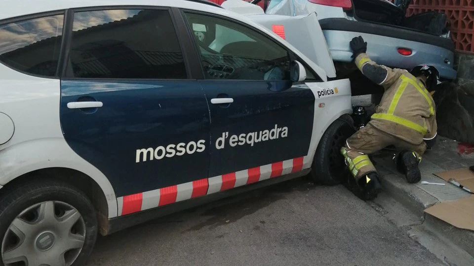 Detienen a un hombre tras conducir de forma temeraria y chocar contra un coche de los Mossos