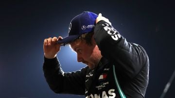 Bottas se coloca la gorra