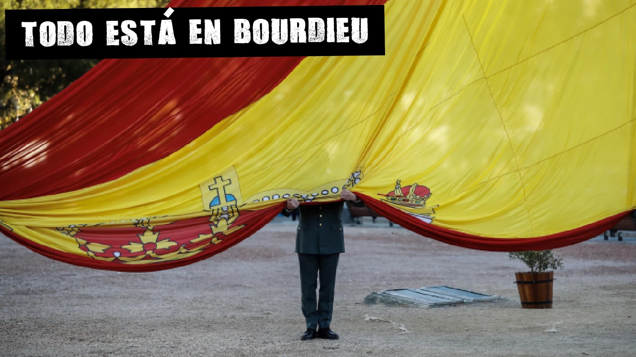 Un militar sostiene una bandera española