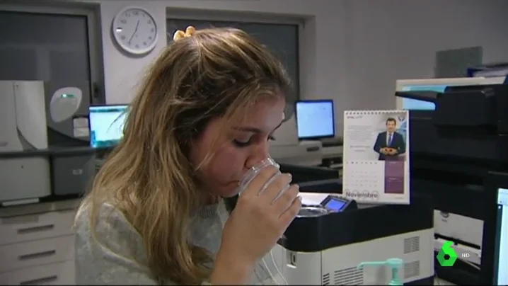 Una chica prueba el enjuague bucal que nos dice si somos positivos o no.