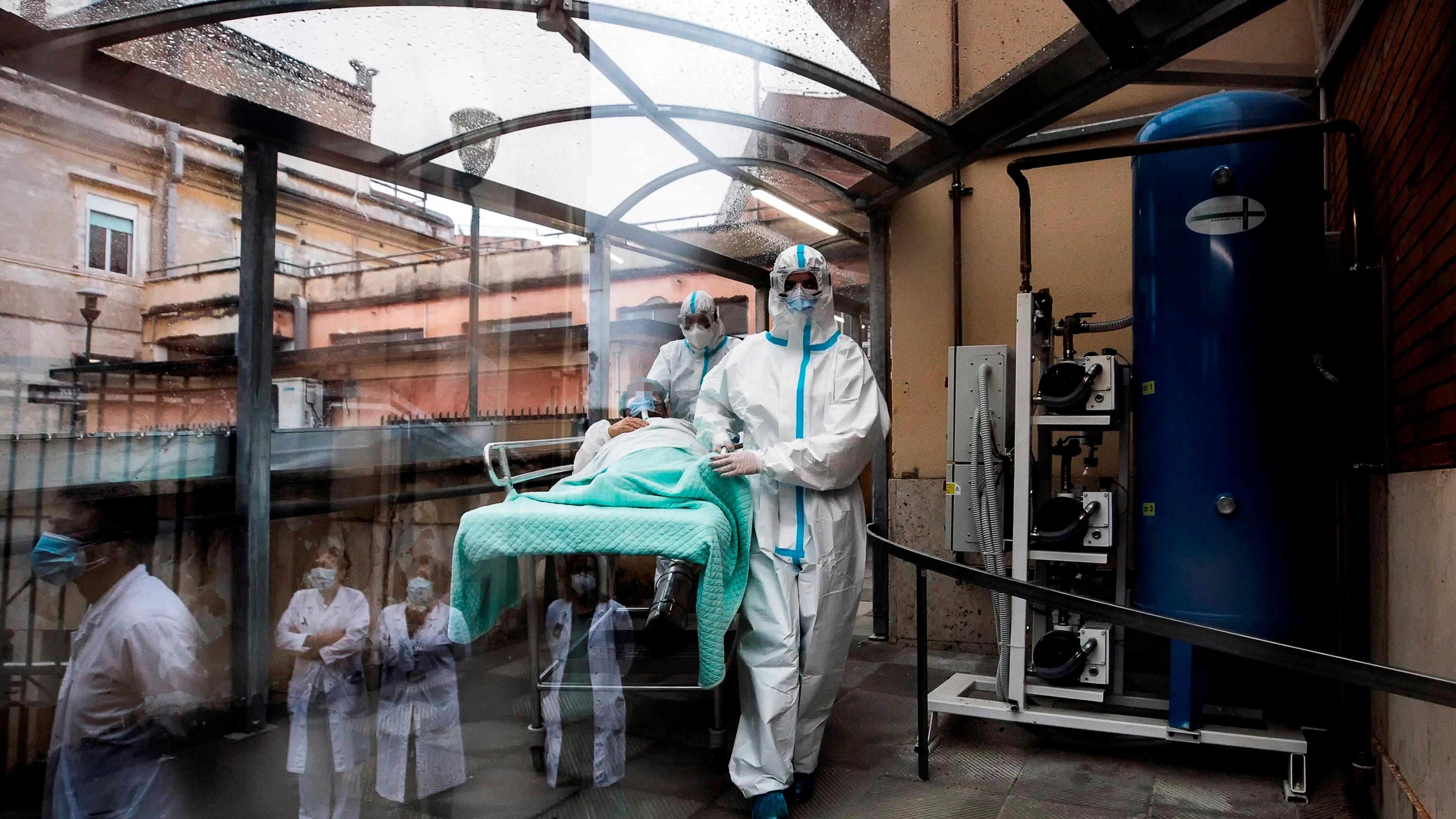 Sanitarios acompañan a una enferma de COVID