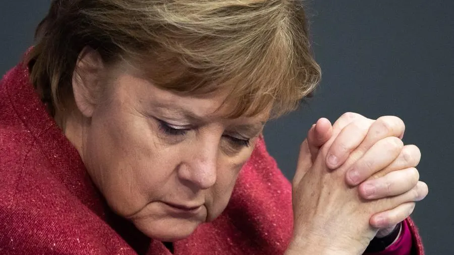 Angela Merkel se emociona durante un discurso en el Bundestag.