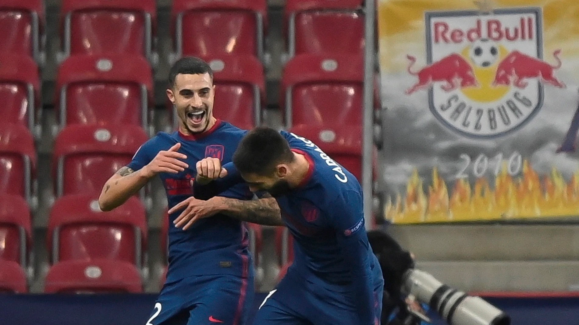 Hermoso y Carrasco celebran un gol del Atleti
