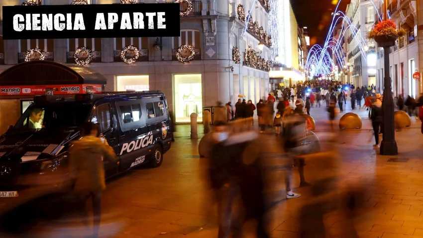 Gente paseando en una calle de Madrid