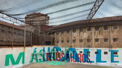 Más allá de los muros Más allá de los muros
