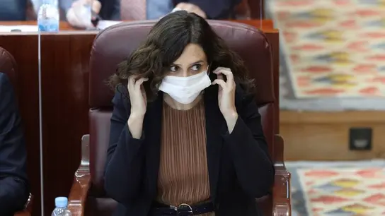 Isabel Díaz Ayuso, con la mascarilla durante una sesión en el Pleno madrileño. Isabel Díaz Ayuso, con la mascarilla durante una sesión en el Pleno madrileño.