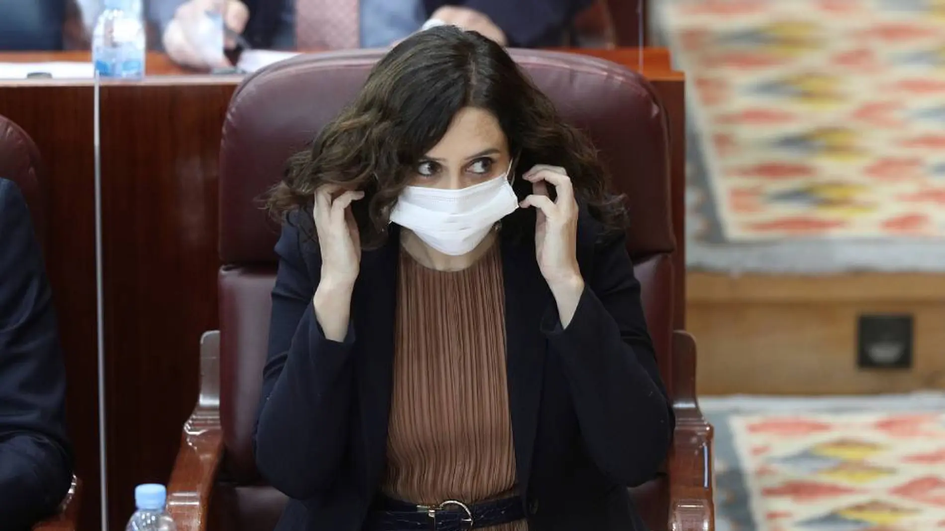 Isabel Díaz Ayuso, con la mascarilla durante una sesión en el Pleno madrileño.