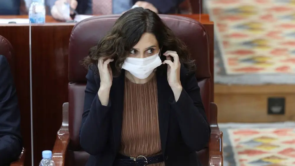 Isabel Díaz Ayuso, con la mascarilla durante una sesión en el Pleno madrileño.