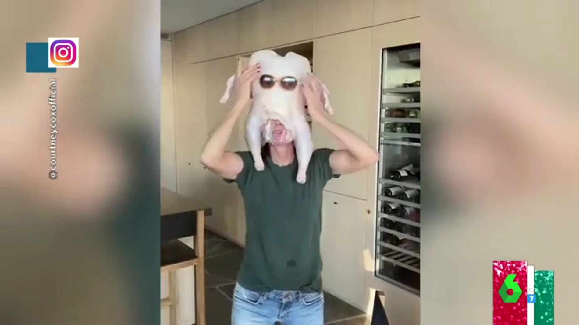 El vídeo viral de Courteney Cox imitando su mítica escena con el pavo en la cabeza en 'Friends': "Vale, es asqueroso"