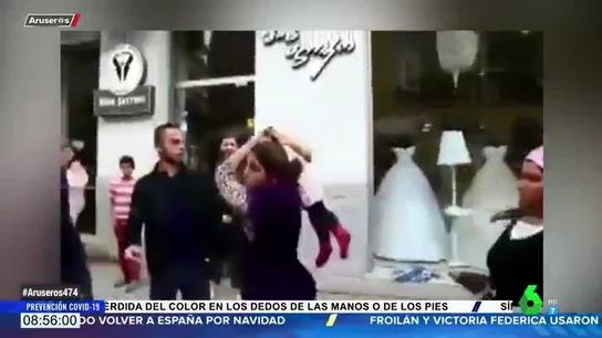 Una madre utiliza a su hijo de arma para golpear a un hombre en una pelea callejera Una madre utiliza a su hijo de arma para golpear a un hombre en una pelea callejera