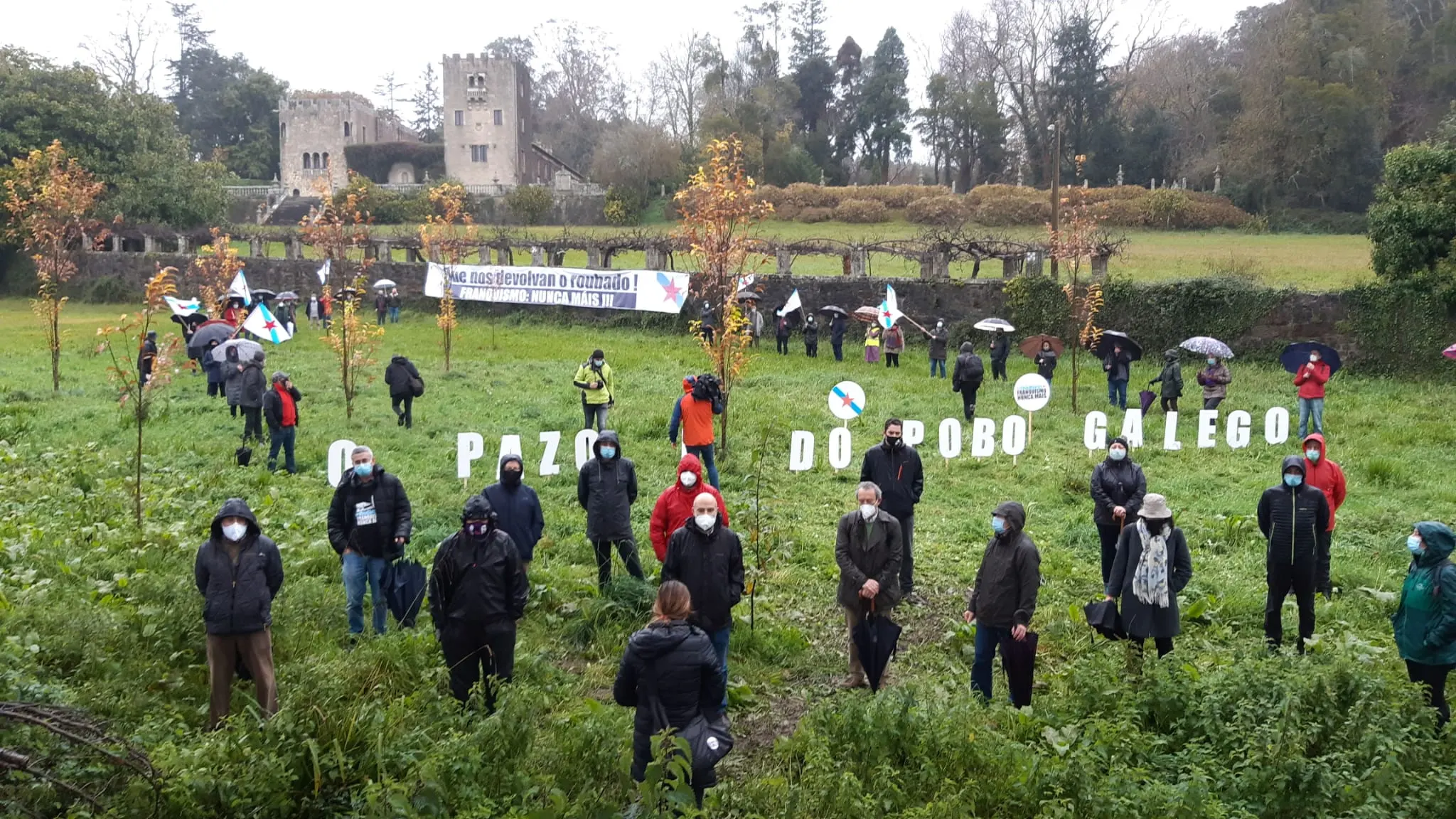 Manifestantes frente al Pazo de Meirás