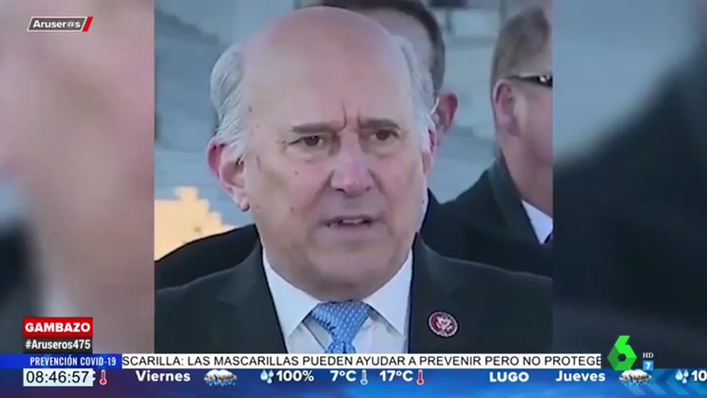 El incómodo momento en el que un congresista de EEUU pierde un diente mientras habla en una rueda de prensa El incómodo momento en el que un congresista de EEUU pierde un diente mientras habla en una rueda de prensa