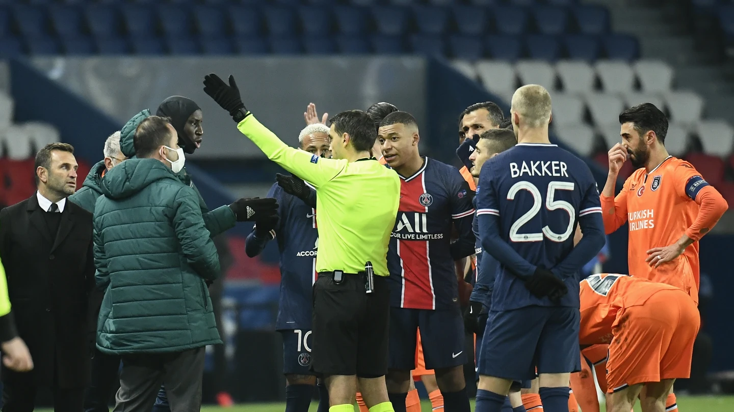 Discusión de los jugadores del PSG y del Istanbul contra los árbitros por un comentario racista Discusión de los jugadores del PSG y del Istanbul contra los árbitros por un comentario racista