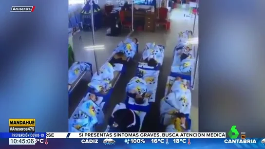Graban a una profesora de infantil sentándose encima de una niña de cinco años que no se quería dormir la siesta  Graban a una profesora de infantil sentándose encima de una niña de cinco años que no se quería dormir la siesta