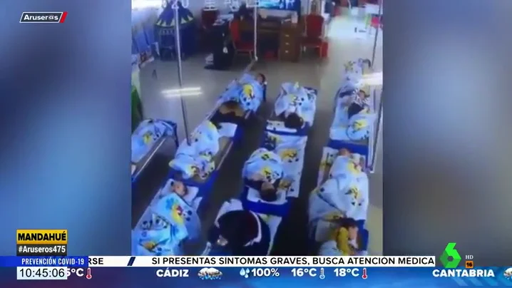 Graban a una profesora de infantil sentándose encima de una niña de cinco años que no se quería dormir la siesta 