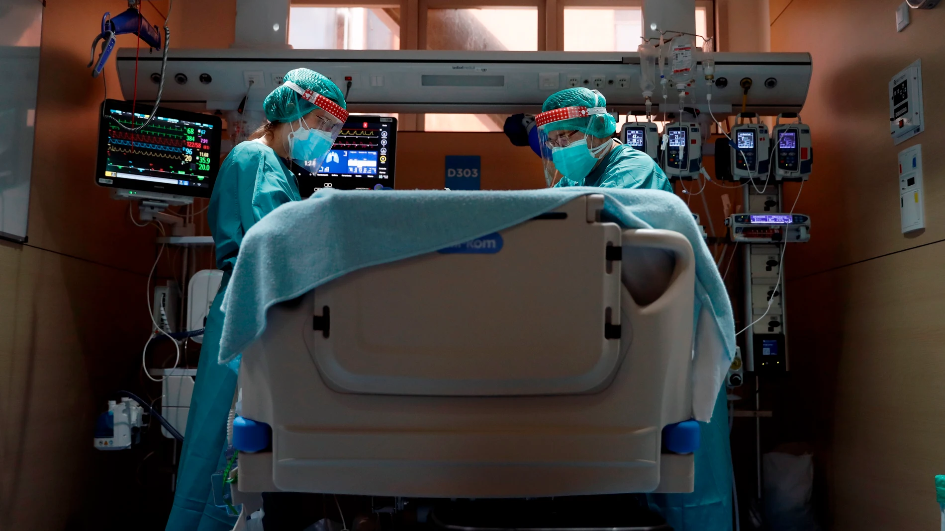 Dos profesionales sanitarios trabajan en la UCI del Hospital Vall d'Hebron de Barcelona.