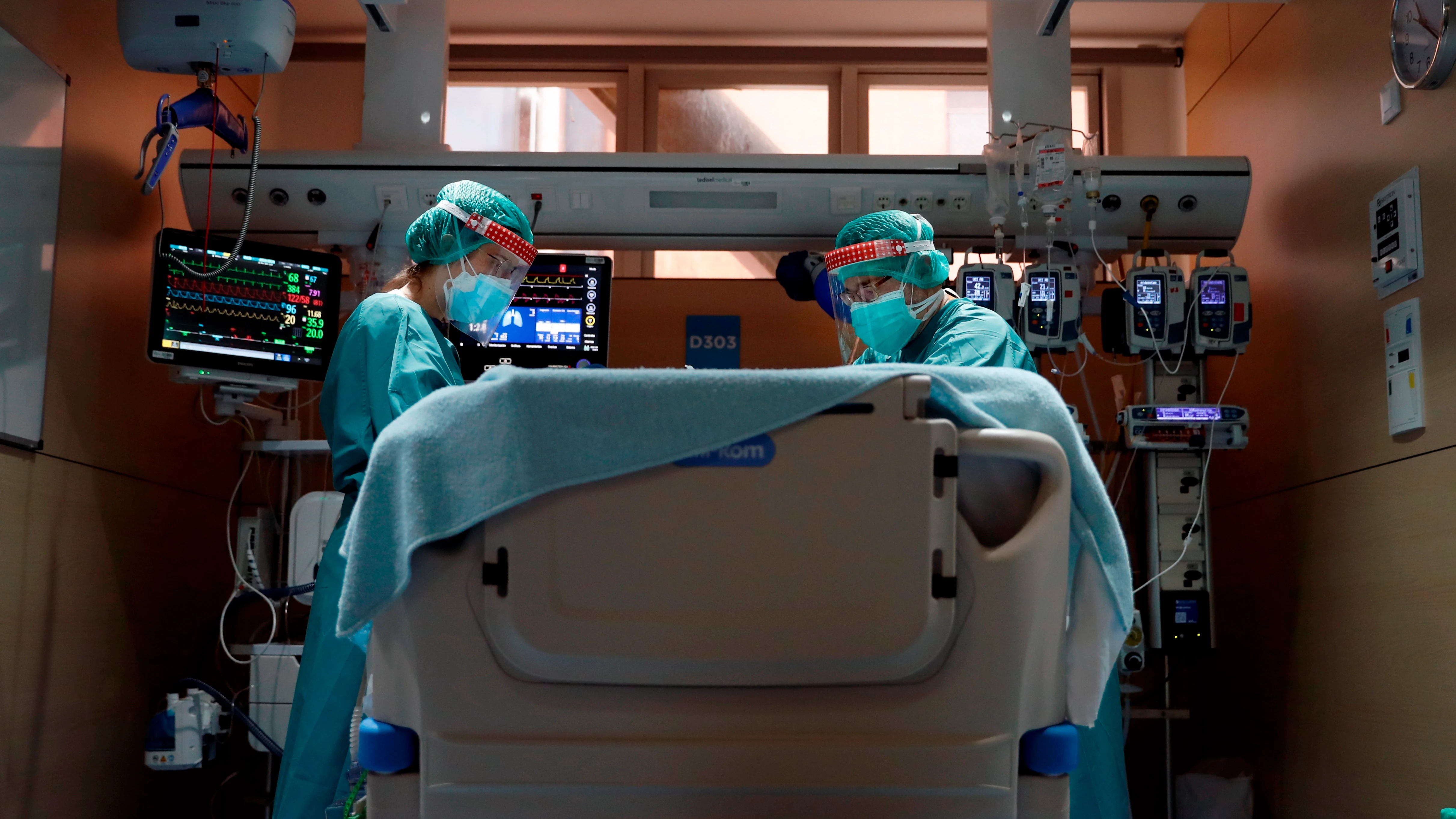 Dos profesionales sanitarios trabajan en la UCI del Hospital Vall d'Hebron de Barcelona.