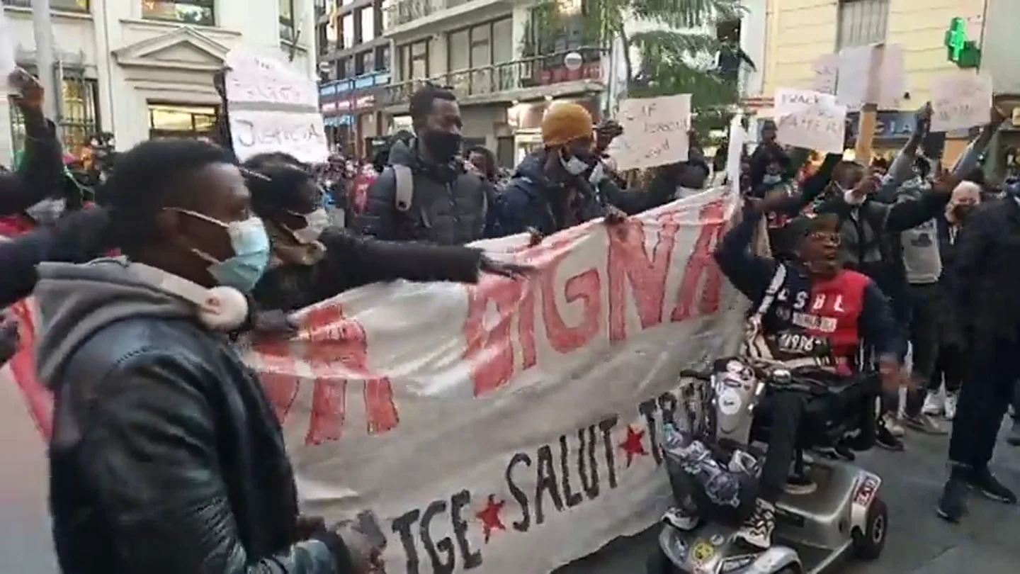 Gritos de "Albiol, racista" en una manifestación de supervivientes del incendio de la nave en Badalona Gritos de "Albiol, racista" en una manifestación de supervivientes del incendio de la nave en Badalona