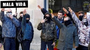 Varios jóvenes realizan el saludo nazi durante el acto de Vox en Barcelona