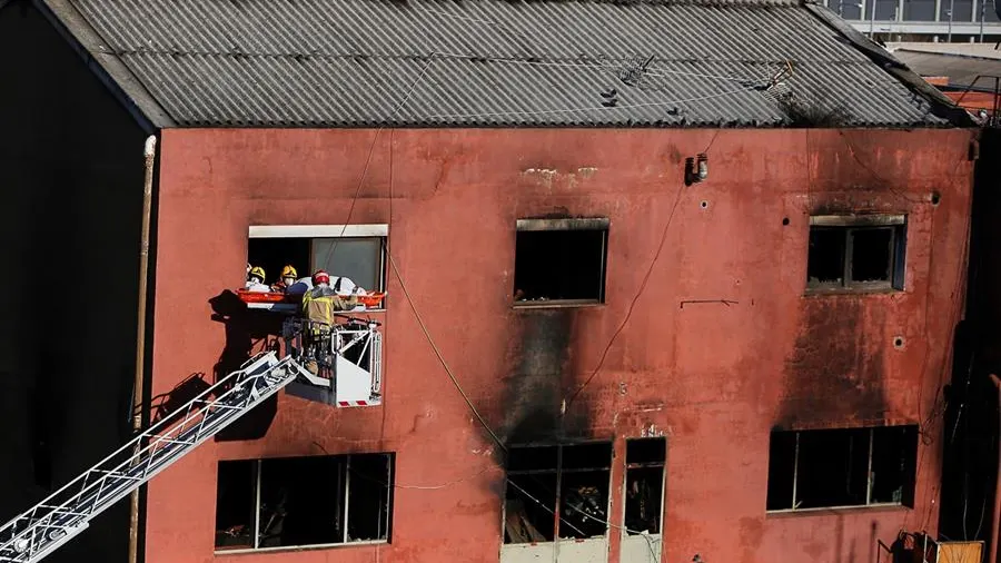 Incendio en una nave okupada de Badalona