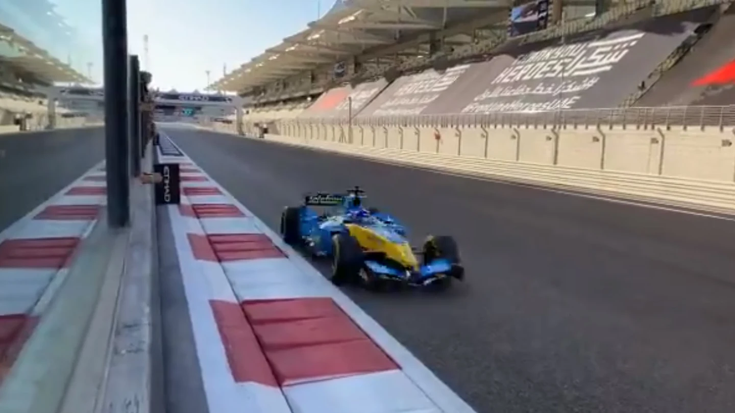 Fernando Alonso rodando con el R25 Fernando Alonso rodando con el R25