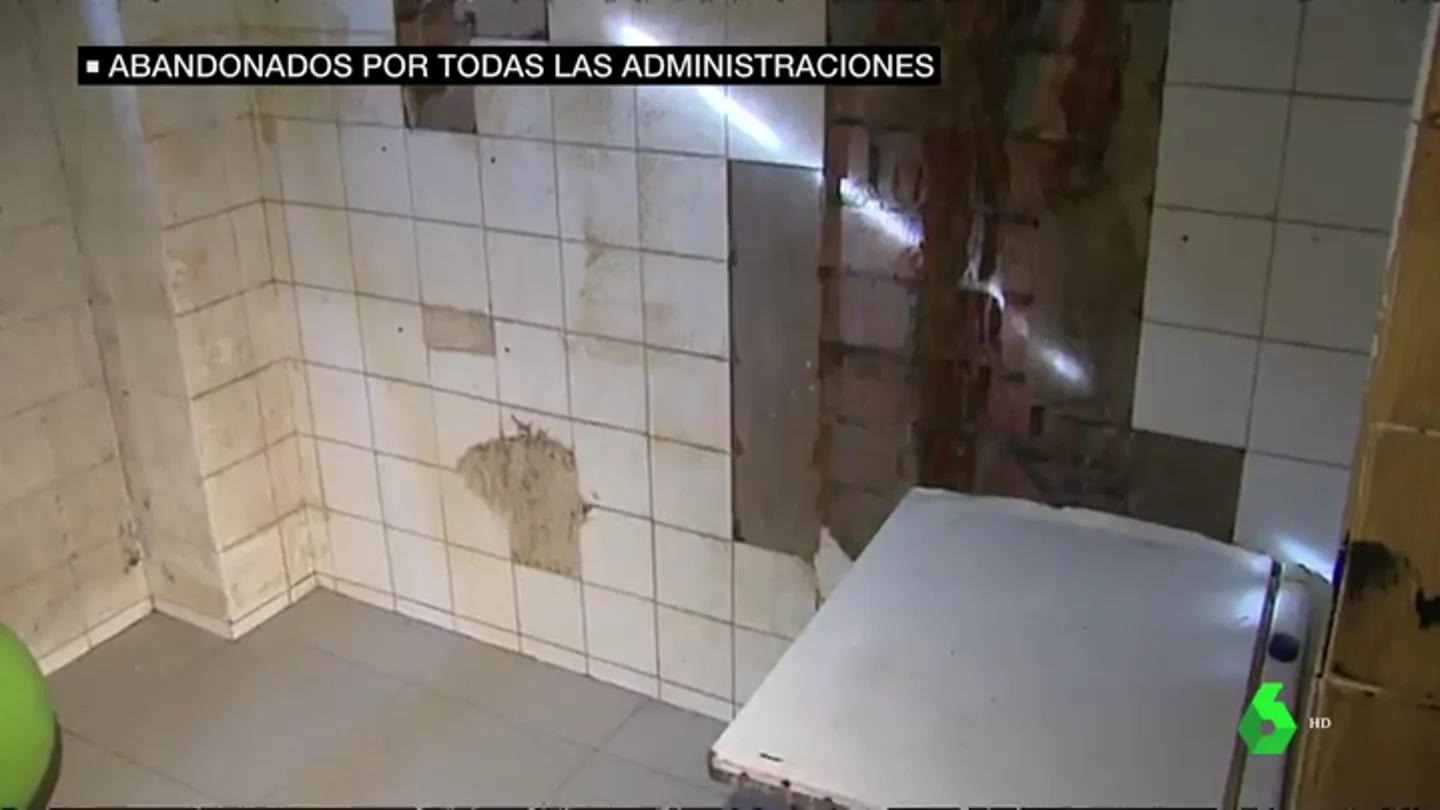 laSexta entra en una nave de Badalona similar a la que ardió: siguen viviendo en condiciones infrahumanas laSexta entra en una nave de Badalona similar a la que ardió: siguen viviendo en condiciones infrahumanas