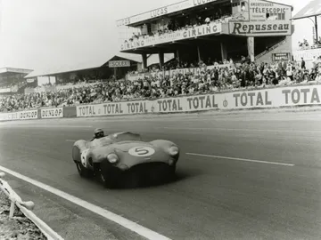 Después de 60 años alejados del 'Gran Circo', Aston Martin vuelve a la Fórmula 1 Después de 60 años alejados del 'Gran Circo', Aston Martin vuelve a la Fórmula 1