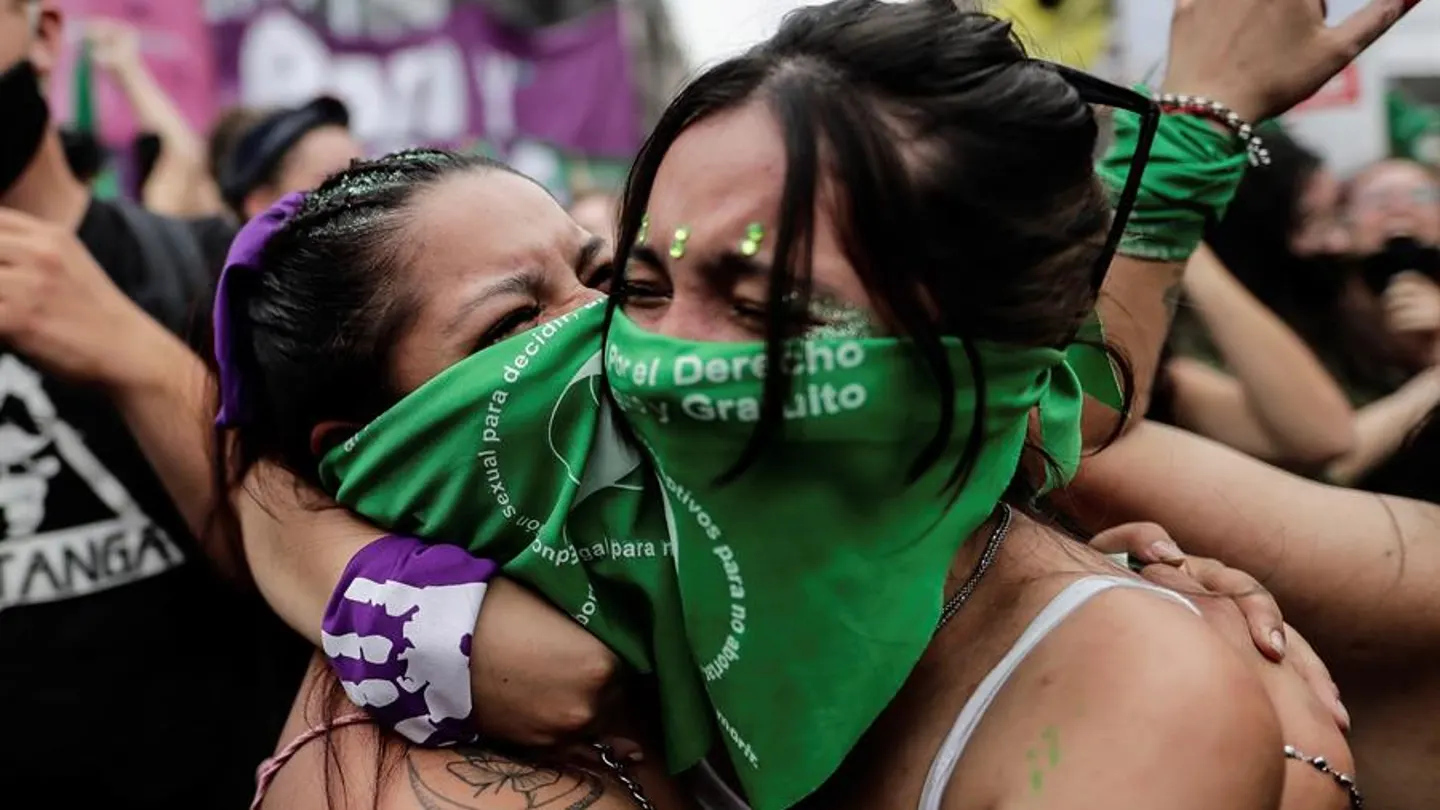 Dos mujeres se abrazan en Buenos Aires al conocer el resultado de la votación Dos mujeres se abrazan en Buenos Aires al conocer el resultado de la votación