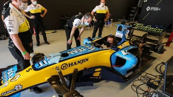 Fernando Alonso, con el R25