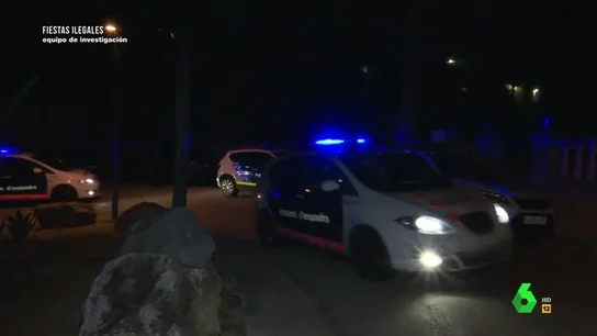 Equipo de Investigación muestra la intervención en directo de la Policía para frenar una multitudinaria fiesta ilegal en Lloret del Mar Equipo de Investigación muestra la intervención en directo de la Policía para frenar una multitudinaria fiesta ilegal en Lloret del Mar