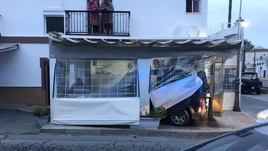 Furgoneta empotrada en una terraza de la localidad de Lepe (Huelva). Furgoneta empotrada en una terraza de la localidad de Lepe (Huelva).