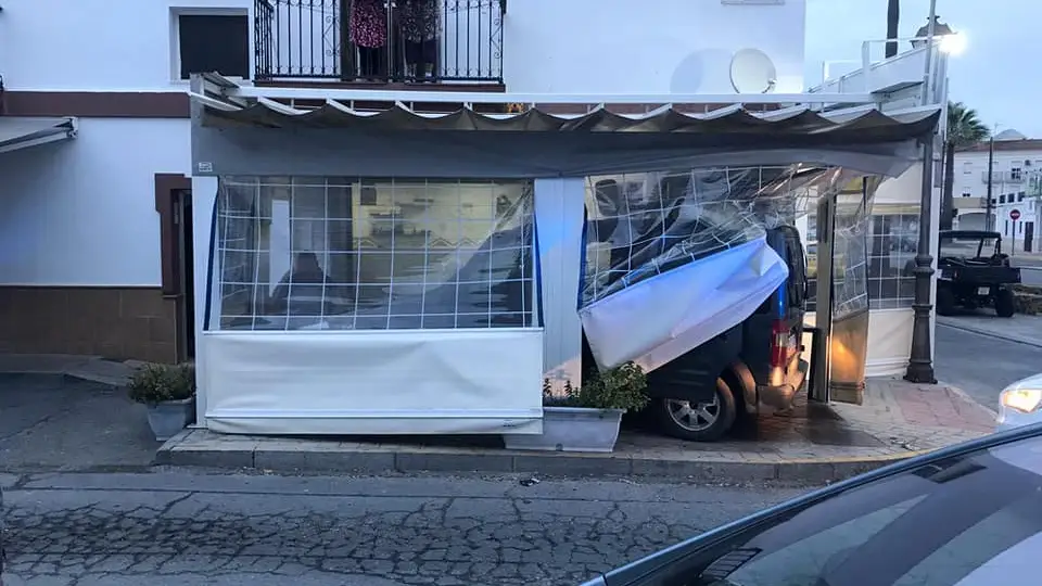 Furgoneta empotrada en una terraza de la localidad de Lepe (Huelva).