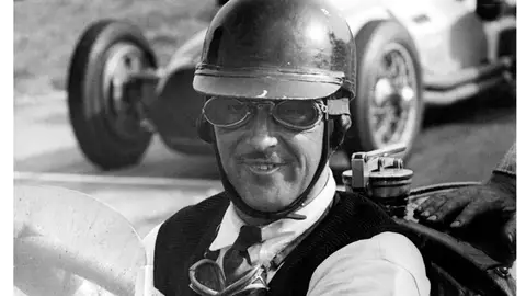 St John Ratcliffe sirvió en el MI5 durante la Segunda Guerra Mundial, además de haber sido piloto de la marca alada Aston Martin en competición