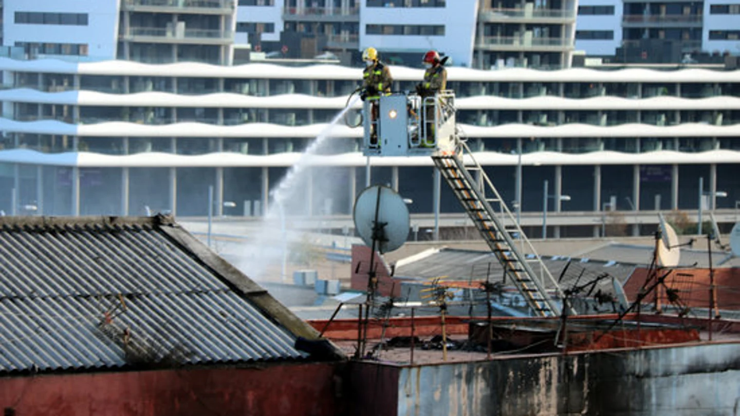 Bomberos en labores de extinción en la nave incendiada en Badalona. Bomberos en labores de extinción en la nave incendiada en Badalona.