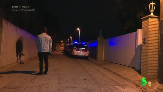 La reacción de un joven con Equipo de Investigación tras salir de una fiesta ilegal: "Cómo me graba la perra de tu colega" La reacción de un joven con Equipo de Investigación tras salir de una fiesta ilegal: "Cómo me graba la perra de tu colega"