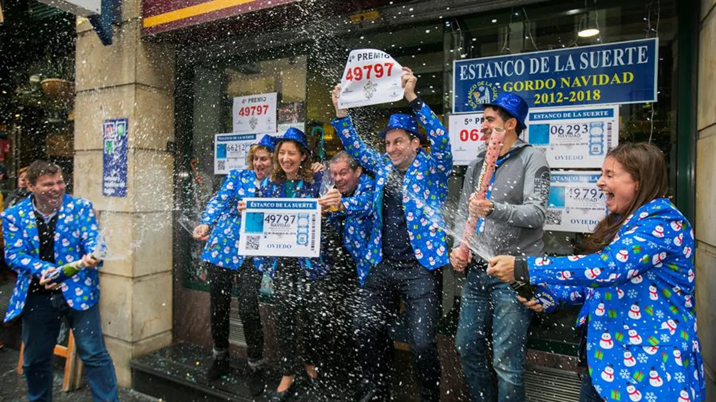 Lotería del Niño 2021: Una administración celebra el Gordo de la Lotería de Navidad. Lotería del Niño 2021:Lotería de Navidad vs Lotería del Niño 2020: ¿Cuál reparte más dinero y tiene más probabilidad de ganar?