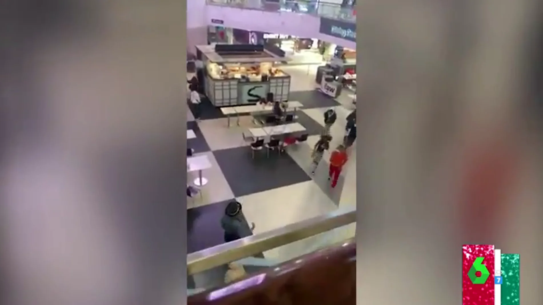 Las impactantes imágenes de una estampida en un centro comercial de EEUU después de que un hombre disparase su arma por error
