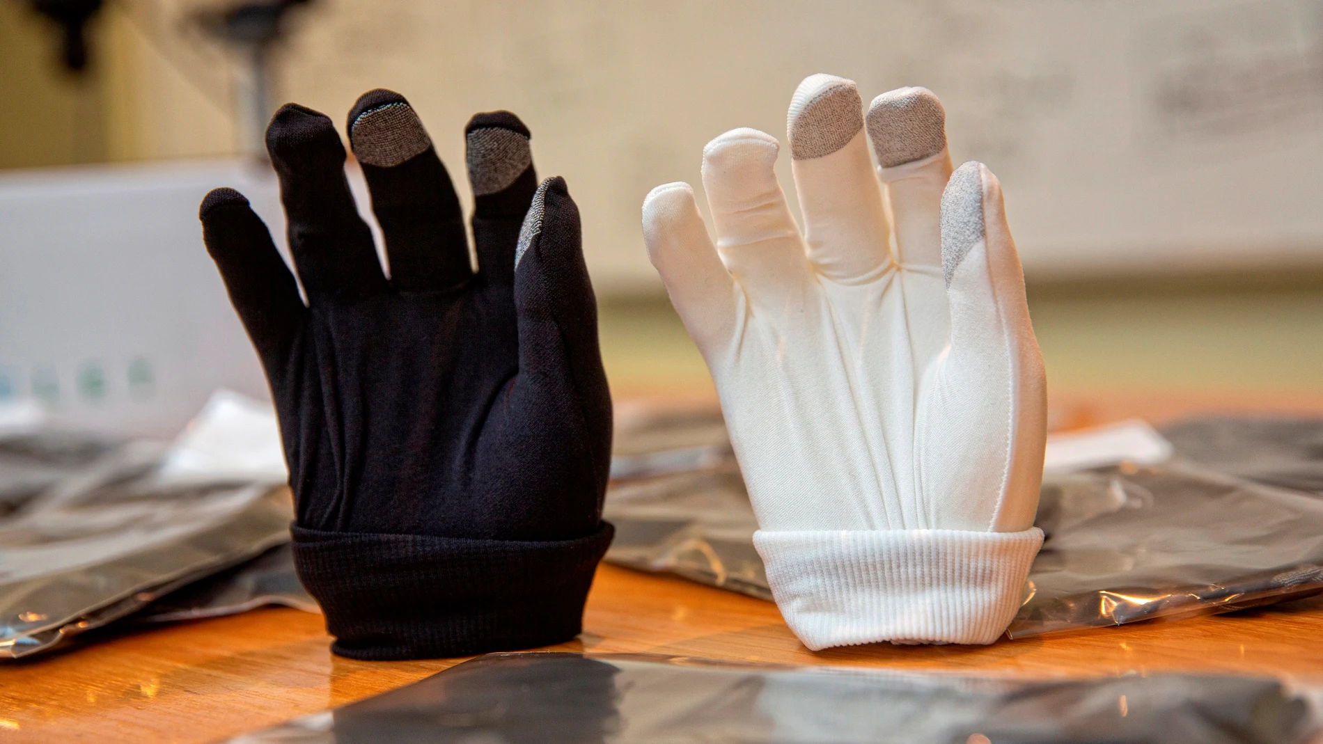 Vista de dos guantes fabricados por JMP Ingenieros