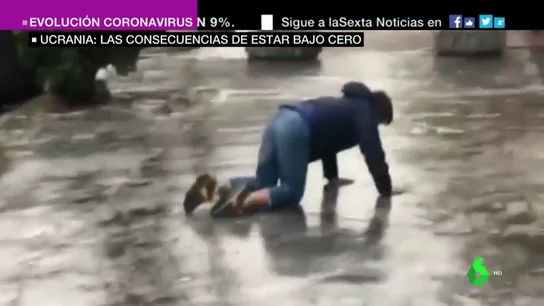 Patinazos, caídas y personas avanzando a gatas: las calles ucranianas se convierten en una gran pista de hielo Patinazos, caídas y personas avanzando a gatas: las calles ucranianas se convierten en una gran pista de hielo