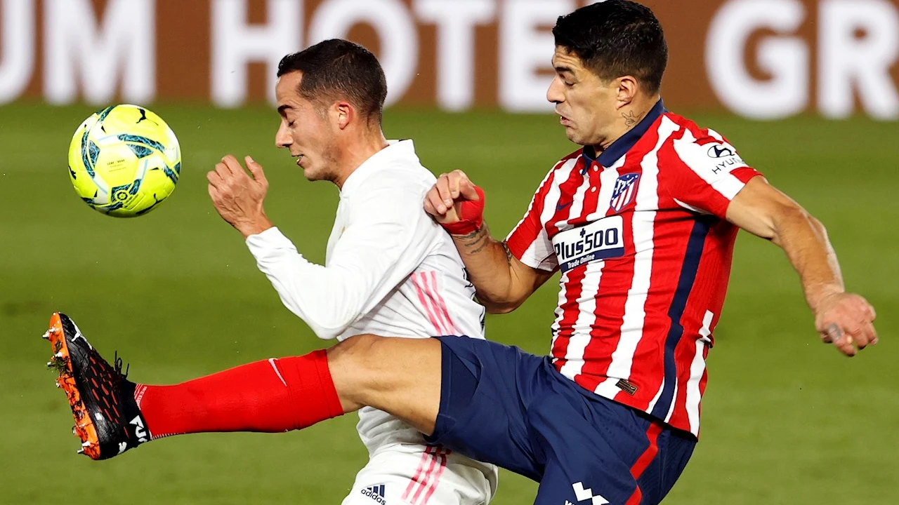 Lucas Vázquez, ante Luis Suárez