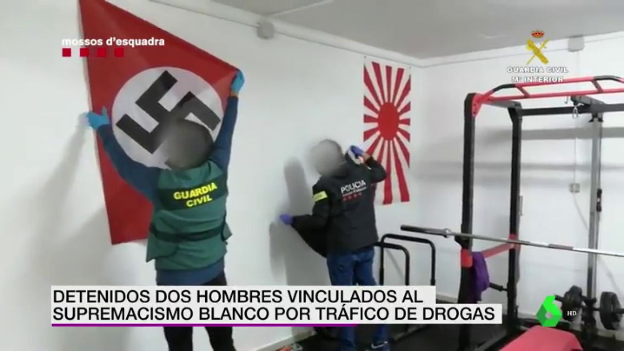 Detienen por tráfico de drogas a dos personas vinculadas al supremacismo blanco en el registro hallaron armas blancas y simbología neonazi imagen