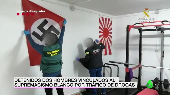 Detienen por tráfico de drogas a dos personas vinculadas al supremacismo blanco: en el registro hallaron armas blancas y simbología neonazi