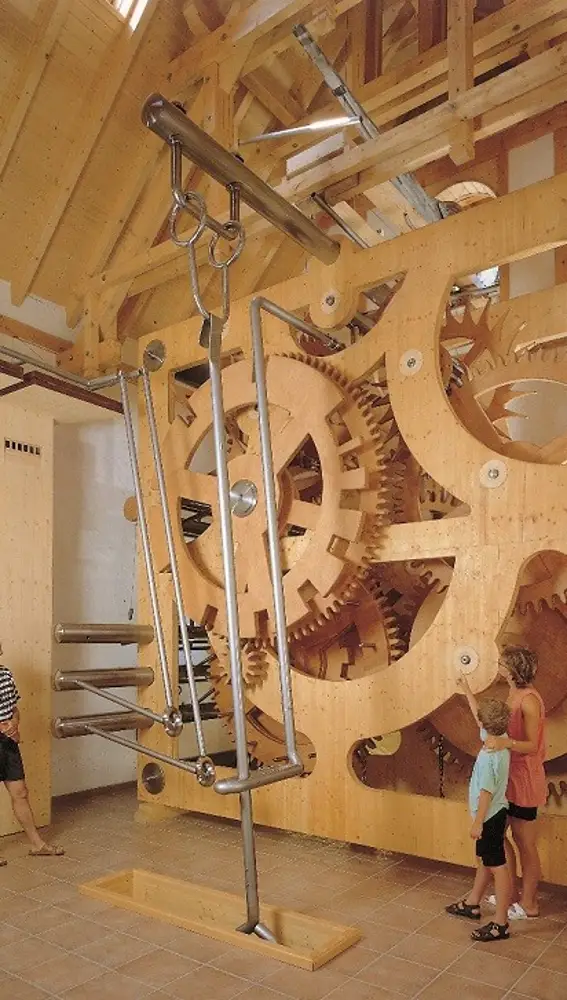 Interior del reloj de cuco más grande del mundo